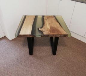 J&R Wood Design – Konferenční stolek z ořechového dřeva 