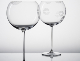 Lukáš Houdek – Bubbles sklenice na víno rytá s 10 pusami – 1