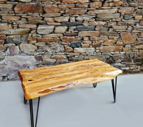 Truhlárna ve stodole – Konferenční stolek ze 600 let staré olivy