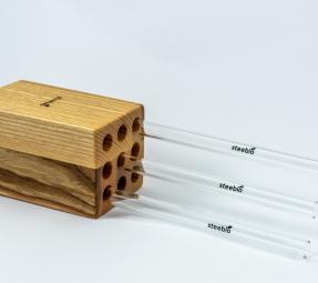 Steeblo – Skleněná brčka v dřevěném stojanu