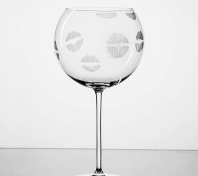 Lukáš Houdek – Bubbles sklenice na víno rytá s 10 pusami