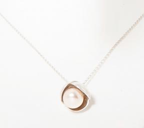Klara Bila Jewellery – Perlový náhrdelník Bowpearls se stříbrným květem