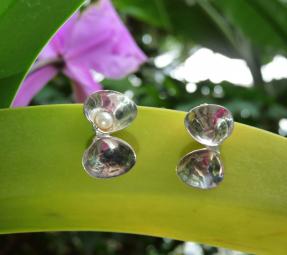 Katia Kolinger Jewelry – Náušnice mušle s perlou z Manuel Antonio, Kostarika /  The shell earrings with pearl from Manuel Antonio, Costa Rica