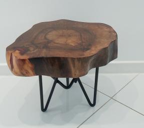 J&R Wood Design – Taburet z ořechového dřeva 