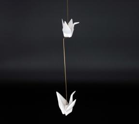 Vzpomínky na dětství – Dva ručně vyráběné porcelánové origami jeřábi na mosazné tyči