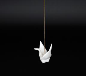 Vzpomínky na dětství – Ručně vyráběné porcelánové origami na mosazné tyči