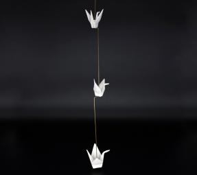 Vzpomínky na dětství – Tři ručně vyráběné porcelánové origami jeřábi na mosazné tyči