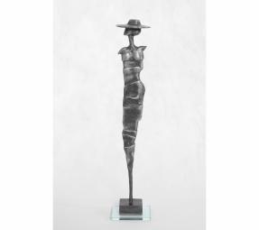 Barbora Fausová – Dívka s kloboukem, cínová socha kov umění malá kovová socha dekorace 