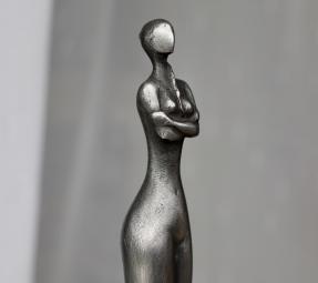 Barbora Fausová – “Tajemná” -  cínová socha kov, umění, malá kovová socha, dekorace 