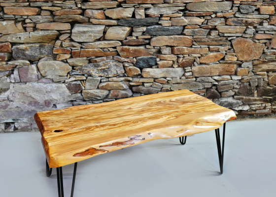 Truhlárna ve stodole – Konferenční stolek ze 600 let staré olivy