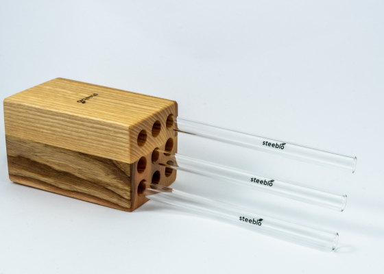 Steeblo – Skleněná brčka v dřevěném stojanu