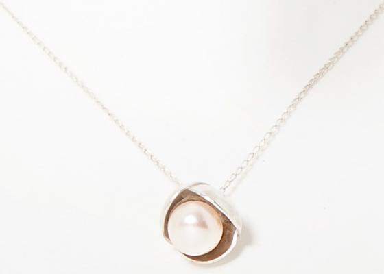 Klara Bila Jewellery – Perlový náhrdelník Bowpearls se stříbrným květem