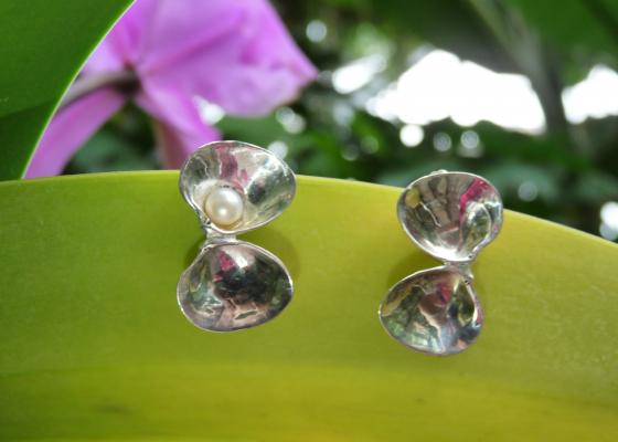 Katia Kolinger Jewelry – Náušnice mušle s perlou z Manuel Antonio, Kostarika /  The shell earrings with pearl from Manuel Antonio, Costa Rica