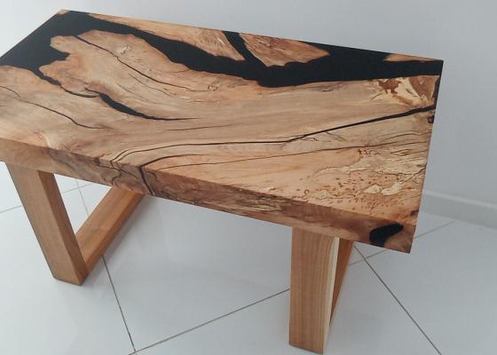 J&R Wood Design – Konferenční stolek z habrového dřeva 