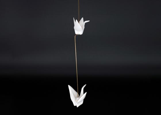 Vzpomínky na dětství – Dva ručně vyráběné porcelánové origami jeřábi na mosazné tyči