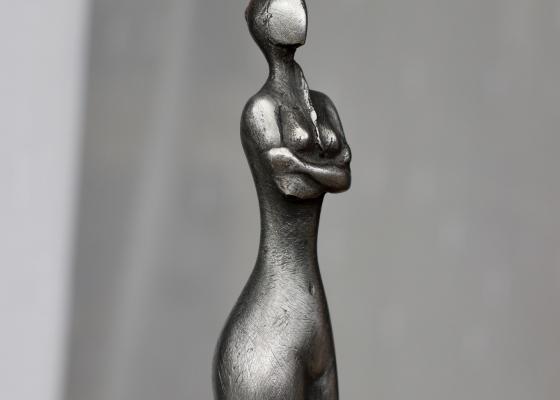 Barbora Fausová – “Tajemná” -  cínová socha kov, umění, malá kovová socha, dekorace 